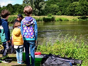 Vor allem junge Menschen waren an der Stippangelei sehr interessiert (Aasee Münster).
