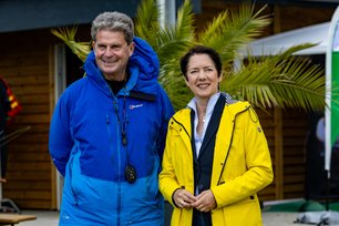 Der Präsident des Fischereiverbandes Uli Beyer mit Landwirtschaftsministerin Gorißen.
